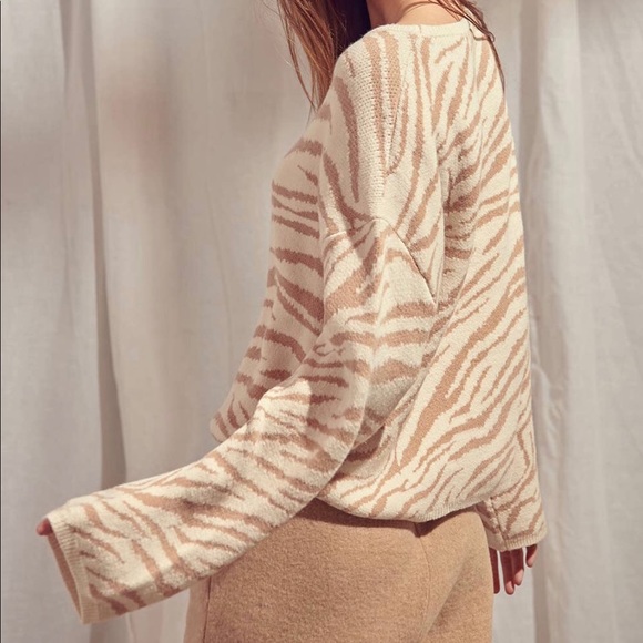 Zebra Print Sweater - Picture 4 of 9
